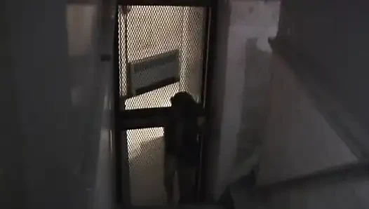 Ateşli zenci fahişe ağzını bantlatıyor ve sandalyeye bağlı