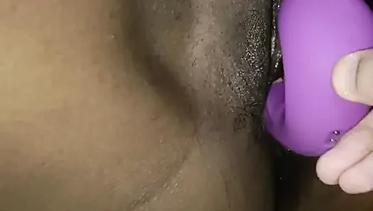 Seksi zenci sıska karımla boşalana ve fışkırtana kadar oynuyorum