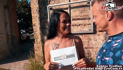 Alman latin ile büyük memeler seçilmiş yukarı üzerinde the sokak