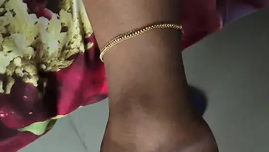 Güzel kalın götlü, ev hanımı yatakta cep telefonunu izliyor