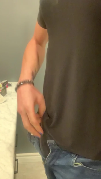 Фембой дрочит