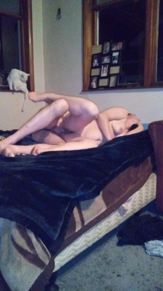 Çift yatarken arkadan seks