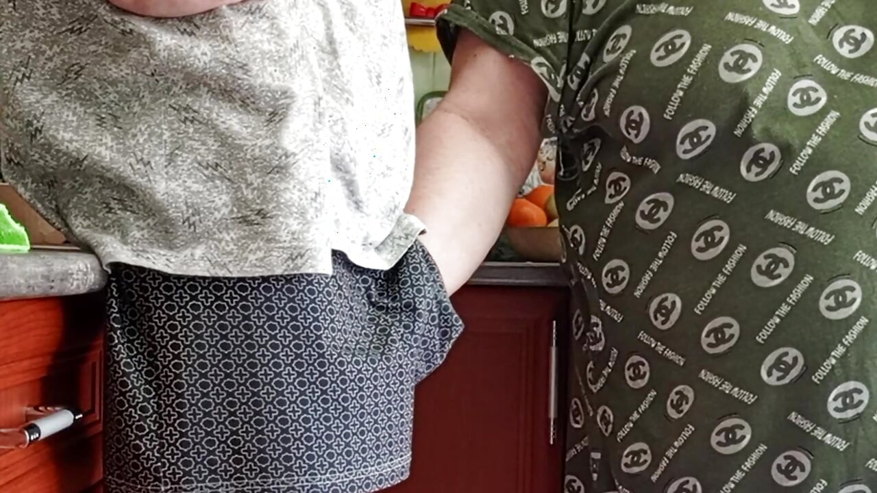Kayınvalidesi onu sıvazladıktan sonra sperm penisten güçlü bir şekilde akıyor