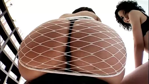 Lilla ve Naomi Bell, euro esmerlerin götü nick lang + mugur tarafından sikiliyor, hardcore sürtükler, azgın, seksi, büyük göt, azgın, teaser#1