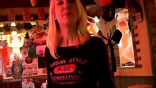 Vahşi Fransız genç kız mutfakta çalışırken iki memnun ediyor