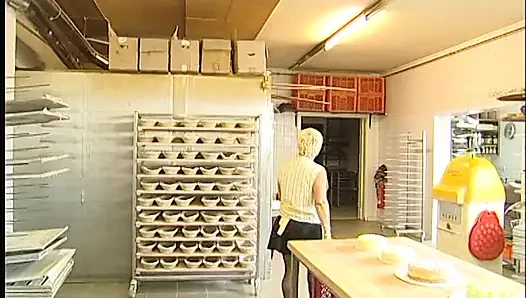 Olgun sürtük ve genç lezbiyenler yemek kavgasında