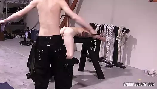 Badboybondage: Dom Lester Braxston bağlı Justen Moore'un sıkı götünü parçalamadan edemiyor