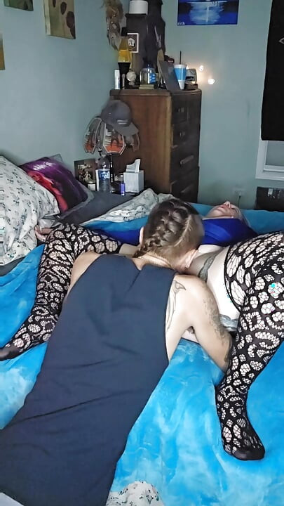 İç çamaşırlı seksi orta yaşlı seksi kadın erkeğinden memnun oluyor