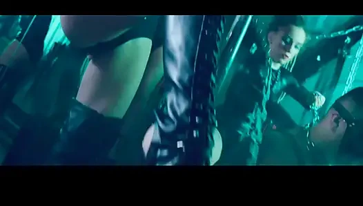 İri göğüslü sarışın orta yaşlı seksi kadın köle sürtük oluyor!