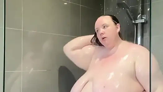 Duşta yürümek sadece farklı vurdu