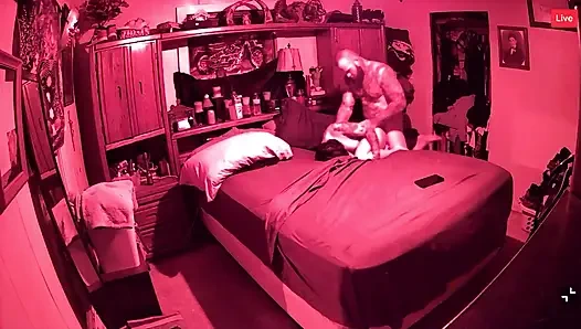 Tinha que ficar quieta, sua madrasta estava no outro quarto