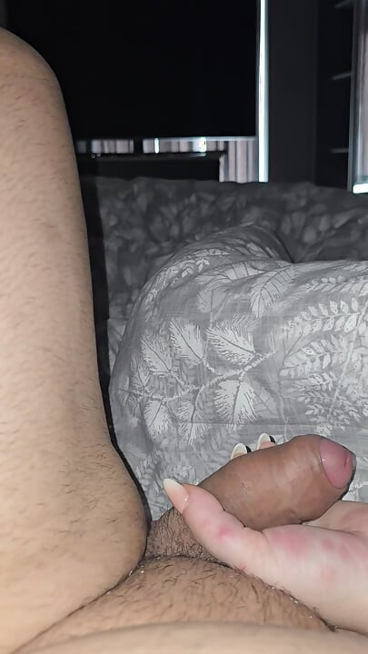 Zaman makinesi üvey annesini üvey oğlunun yarağını elle muameleye gönderiyor