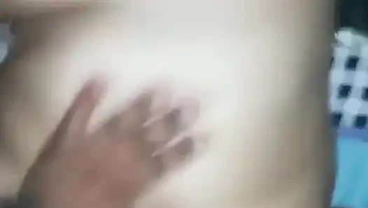 Eva o kadar çok sikişiyor ki onu ateşli sütle banyo yapıyor