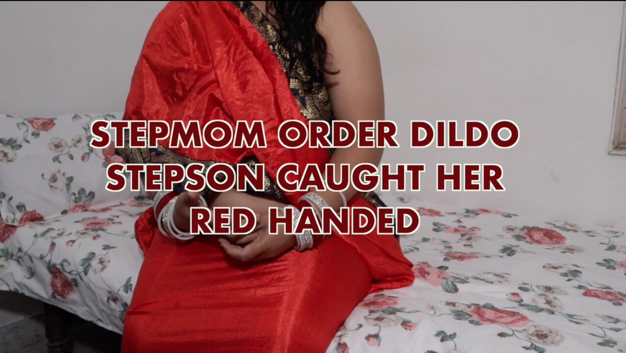 Üvey anne dildo sipariş etti ve üvey oğlu onu suçüstü yakaladı ve zevk için onunla sikişti