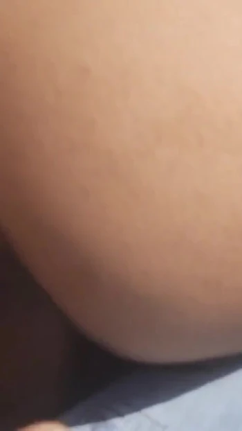 Сногсшибательный момент из фильма "Красивая невестка сократила корм на пшеничном поле, шурин трахнул большую толстую задницу в"