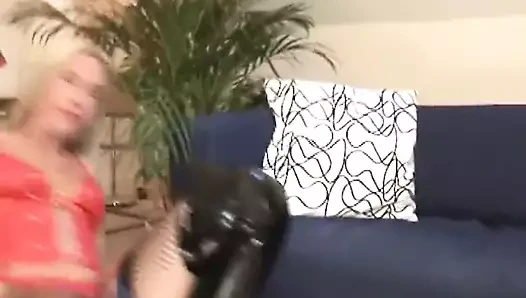 Yaşlı adam ve uzun boylu sarışın