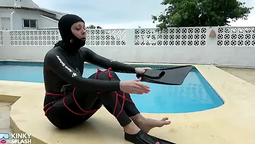 Wetsuit esaret denizkızı kaygan havuzda yüzgeçler, ip ve derin dalış