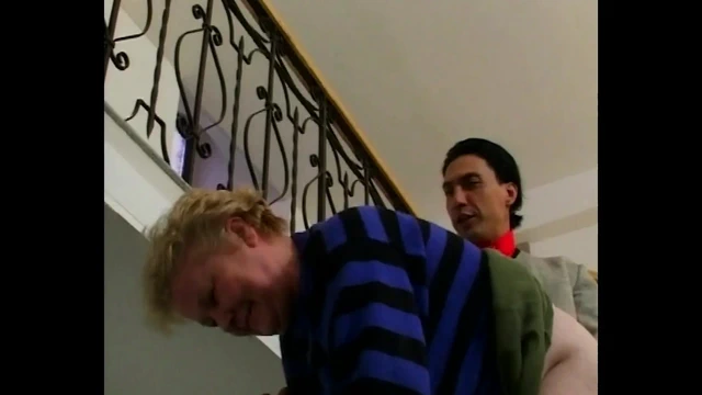 Şişman orta yaşlı seksi kadın götten ve ağızdan sikiliyor