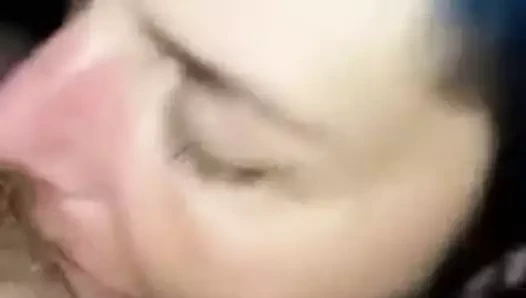 Pipe baveuse d'une fille aux cheveux bleus