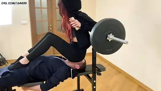 Sofi ile siyah yoga pantolonunda tam ağırlık yüz yüze oturma