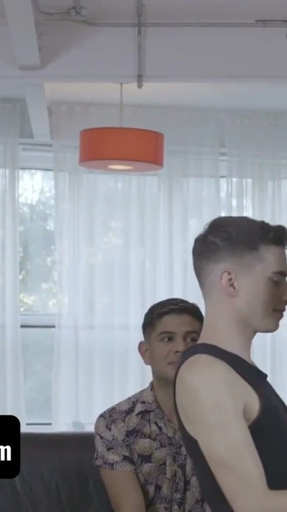 Twink trade - ateşli ve ateşli latino üvey babalar twink üvey oğullarını cum ile besler ve paylaşmalarını sağlar | Klip 1