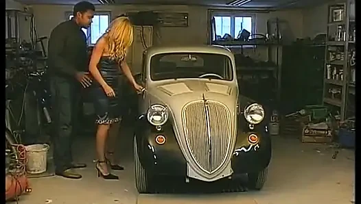 Sarışın fahişe arabanın kaputunda siyah bir yarakla sikiliyor