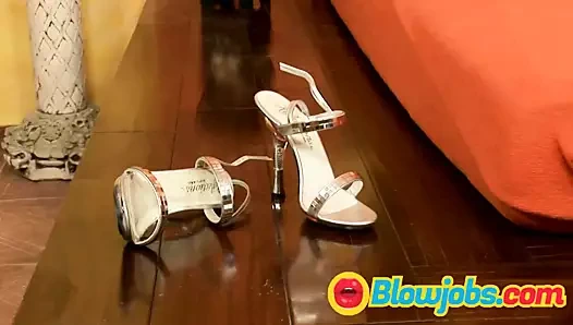 Küçük memeli sarışın iyi bir ırklararası anal üçlü seks yapmayı seviyor