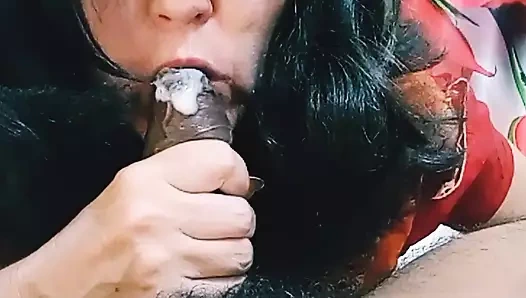 Susamış sürtük derin yarağı gırtlağına kadar alıyor.