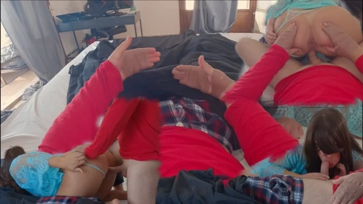 Orta yaşlı seksi üvey anne yaralanan üvey oğluna arzulu döl almaktan zevk alıyor