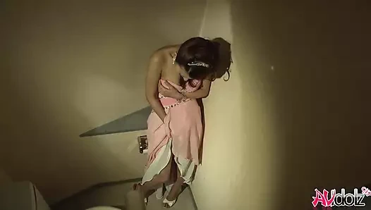 Azgın Japon mai takizawa tuvalette sansürsüz mastürbasyon yapıyor.