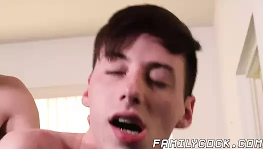 Sevimli üvey oğlu tutkuyla barebacked tarafından üvey baba gözlük ile