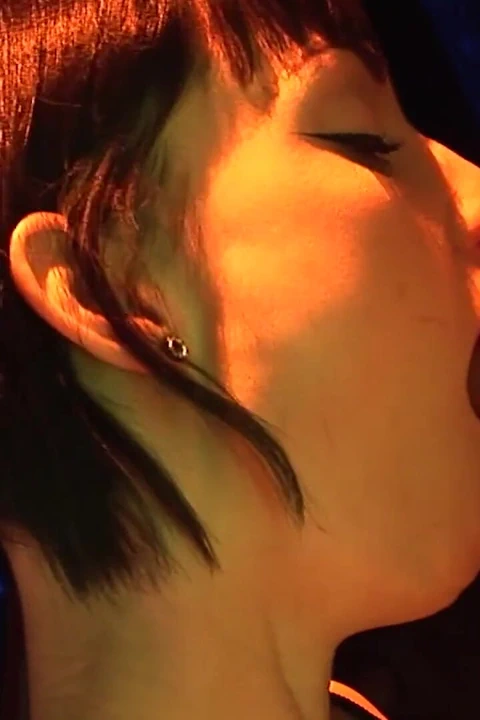 Aç sahnesi - 2 götlü kısa saçlı esmer Sofia Valentine yüze boşalmanın tadını çıkarıyor