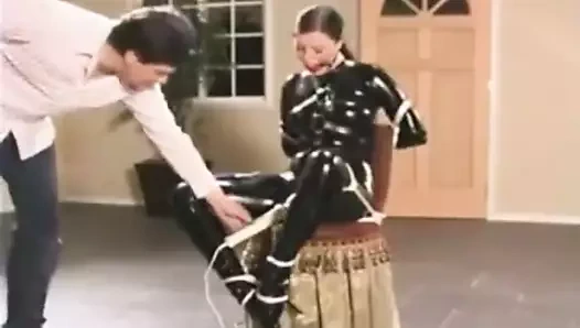 Lateks catsuit sandalye hareketli