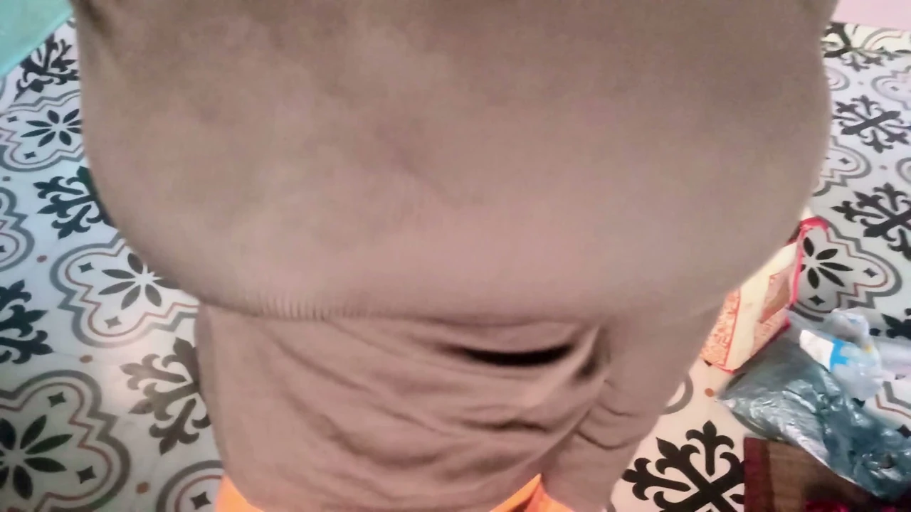 Büyük memeli sıcak erkek annesinin kıyafetlerini giyerek onun zevkini almak istiyor onun sutyeni 40 beden büyük meme ve seksi vücut ince kız dra