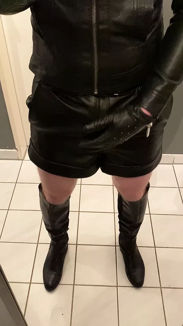 Камшот сисси Laura в кожаных шортах и сапогах