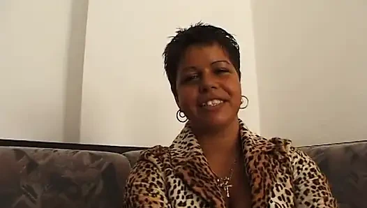 Büyük götlü zenci sürtük oyuncu seçmelerinde amını ovuyor ve parmaklıyor