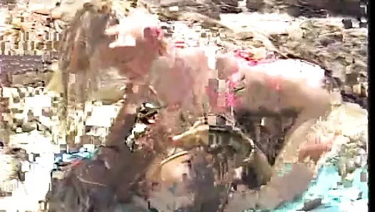 Seksi bronzlaşmış sarışın duo sikme üzerinde the plaj ile bir kayış üzerinde