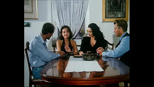 Büyük yarrağı arayan iki ateşli esmer