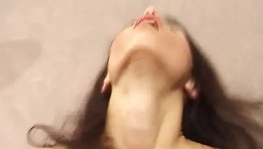 Kıllı amcıklı bu Alman hatun yarağa binmeyi seviyor