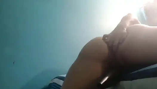 Yaramaz orta yaşlı seksi kadın kocası için web kamerasında sikişiyor