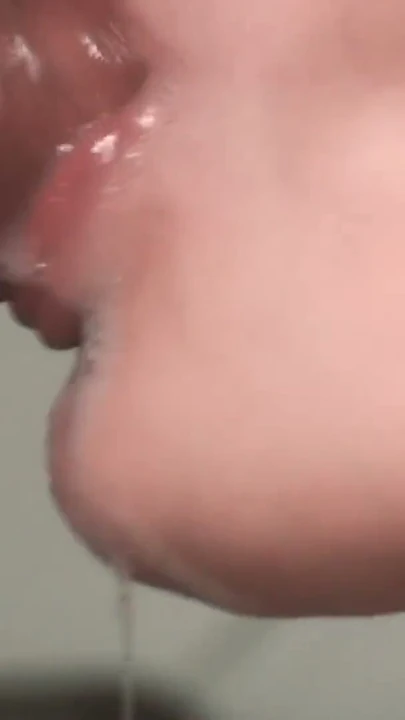 Karımın ağzına ve yüzüne boşalıyorum: oral creampie derlemesi | Klip 1