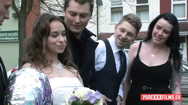 Büyük memeli dövmeli orta yaşlı seksi kadın Stacey Saran pascal white'dan gelinliğiyle sikiliyor