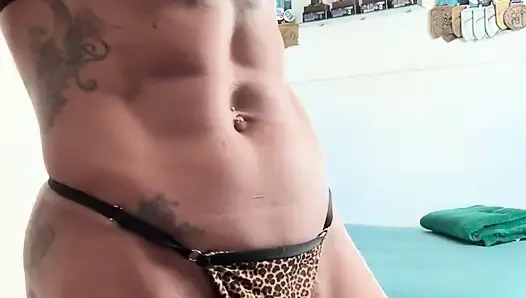 Parçalanmış orta yaşlı seksi kadın her açıdan tapılacak şekilde inşa edildi