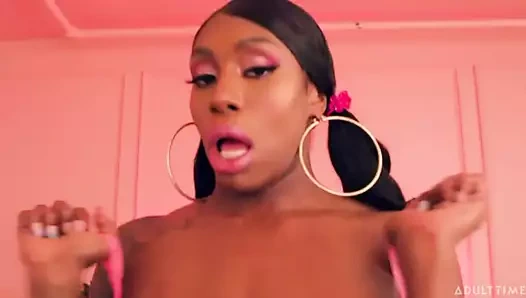 Mystique'in büyük siyah göğüsleri var