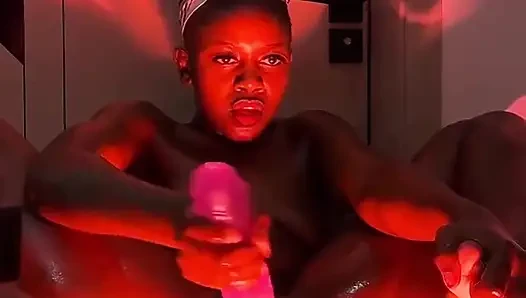 Uzun dildo kremsi zenci amcığının derinliklerine gidiyor