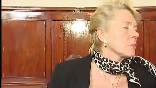 Azgın nine bacaklarını açıyor ve kıllı amını siktiriyor