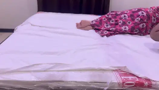 Hintli oda arkadaşım beni sert sikiyor oda arkadaşım beni uyandırdı ve amcığımın içine boşaldı sıkı amcık sert sikiş