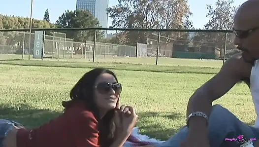 Büyük doğal memeli sevimli bir hatun ağır bir büyük zenci yarağı sondajı için rastgele alındı.