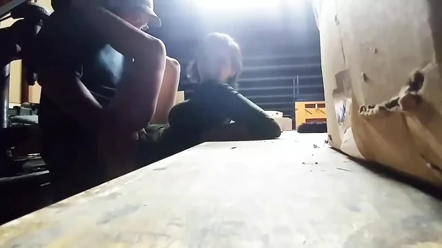 Неверная шлюшка трахает ее лучшую подругу