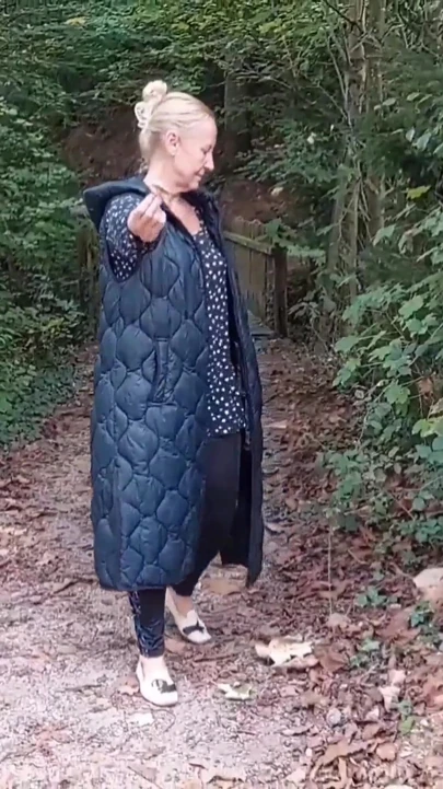 Güzel Sarışın Olgun Eş Topuklu Elbiselerle Seksin Tadını Çıkarıyor